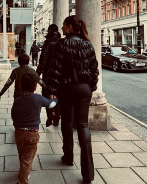 Kareena Kapoor Instagram - Sorry was too busy enjoying my day ❤️🌈🥰
love and happiness People ❤️
Keep searching for Magic ❤️
