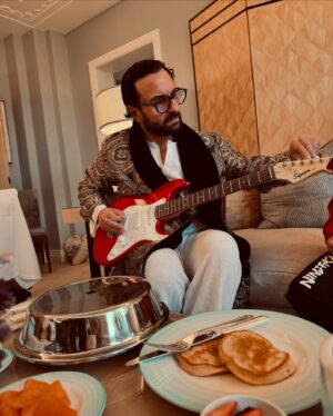 Kareena Kapoor Instagram - Sorry was too busy enjoying my day ❤️🌈🥰
love and happiness People ❤️
Keep searching for Magic ❤️