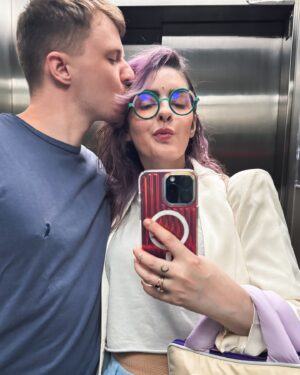 Karen Bachini Instagram - Oi clãaaaaaa 🩷 Selfiezinha no elevador com o yoshi, que quase nunca aparece por aqui - mais low profile que ele não existe 😂😂😂