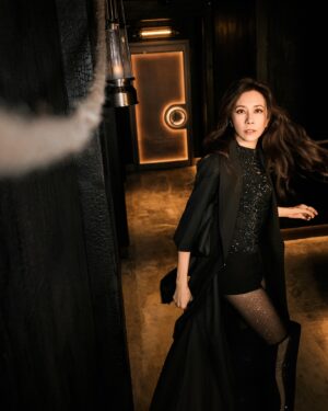 Karen Mok Man-Wai Instagram - 2024最後的夜，莫猫猫帶你一同奔向星光未來!🎉
2025, here we come ~ BIG, bold, and MOKnificent!

#豹變 #metamorphosis #NewYearsEve #HappyNewYear #莫文蔚 #KarenMOK