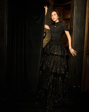 Karen Mok Man-Wai Instagram - 2024最後的夜，莫猫猫帶你一同奔向星光未來!🎉
2025, here we come ~ BIG, bold, and MOKnificent!

#豹變 #metamorphosis #NewYearsEve #HappyNewYear #莫文蔚 #KarenMOK