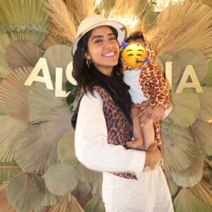 Karen Polinesia Instagram - Festejando el cumpleaños de la mi adorada sobrina… 
Fue muy divertido! Creo que ya empezó la etapa de festejar cumpleaños temáticos para un ser pequeñito 🎂 👶 
Fui la madrina del pastel :3 
Te amo con todo mi ser Alquimia hermosa.