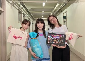 Karen Takizawa Instagram - みなさんギークスを最後まで見守ってくださった方、ありがとうございました✨🥹

あっという間にドラマ撮影も終わったかと思えば、あっという間に放送も終わってしまい、全てのページがめくれたような気持ちになりました📚

ほんとうに、ギークスで出会った全ての人たちが優しくて面白くて興味深い人ばかりでした♡

こんな私を仲間にいれてくれて、
0からいろんなことをなんて言っても教えてくれたんです。

話しかけやすくて、質問しやすくて、近寄りやすくて、中学校の先生たちを思い出しました🌿

お仕事であるはずなのに、学び屋にいくような毎日でした。行ったらまた何かを教われる♡と毎日楽しかったのを覚えています🥹

なんと言っても、リーダーであるまゆとみなみさんと友達になれたのは私の宝友達になりました💎✨

こうやってドラマがおわっても、
ちょいちょい関係が続けられることは大人になっての奇跡だと思います。

終わりであり、友情はまた別次元で始まりです🧚🏻‍♂️🧚🏻‍♂️🧚🏻‍♂️

それくらい最後までずっと美味しい骨付き肉のような2024でした🍖😆♡

観てくださった方、ほんとうにお世話になりました。

そして基山一家の幸せを私は願います✨☺️✨

基山家にいれて幸せでした😍

ギークスに入れて幸せでした☺️🩷

ありがとうございました☺️✨