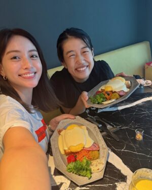 Karen Takizawa Instagram - 夏子さんの仕事と仕事の合間とわたしの時間がすっぽり合った日🥰♡

夏子さんとランチに行けただんていつぶりでしょ✨

たまに王様のブランチさんでお昼ご飯を3箇所いかせていただけるので、ランチした気になっていましたが、あ、あれは収録だったんだーと改めて気付きました😂

収録とは思えないリラックスランチ収録すぎて楽しんでしまっていました🥹

とはいえ今回は隙間時間で夏子さんに会えてパワー爆発超元気になりました😆☀️

しかもそれこそですが、王様のブランチさんで行かせていただいたチーズたくさんのパンをいただけるカフェに行ってきました🥹🩷

もうここのチーズがほんとっっにおいしくって幸せが溢れ出ていて、いい時間を過ごしていまここでとろけてるんだなと知れるチーズ🧀です。

何回口に運んでも新しいおいしい食べ物食べてるくらい驚かせてきます、味で😍✨

最近はチーズやや我慢していたのでほんとうに幸せです感謝です、こんな夢の国みたいなお店がたくさんある場所に生きてて幸せです🧀🤤♡

肝心の夏子さんの話ですが、
この日も笑って笑って好き放題お互い飛び飛びで話をしました🫨

夏子さんは何度も「話は戻るんだけどさ」といっていてかなり話を飛ばしてるので結局戻る場所もなにもないくらいでした😂

あっという間に時はすぎ、解散しました🎐

楽しかった〜🩷

※黄色い持ち物は、
冷やしコーンポタージュです🌽