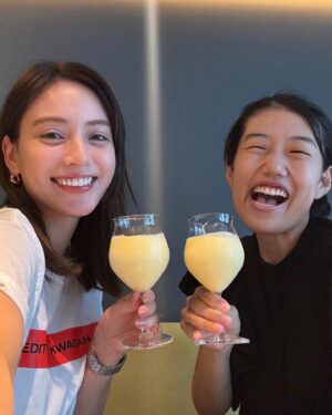 Karen Takizawa Instagram - 夏子さんの仕事と仕事の合間とわたしの時間がすっぽり合った日🥰♡

夏子さんとランチに行けただんていつぶりでしょ✨

たまに王様のブランチさんでお昼ご飯を3箇所いかせていただけるので、ランチした気になっていましたが、あ、あれは収録だったんだーと改めて気付きました😂

収録とは思えないリラックスランチ収録すぎて楽しんでしまっていました🥹

とはいえ今回は隙間時間で夏子さんに会えてパワー爆発超元気になりました😆☀️

しかもそれこそですが、王様のブランチさんで行かせていただいたチーズたくさんのパンをいただけるカフェに行ってきました🥹🩷

もうここのチーズがほんとっっにおいしくって幸せが溢れ出ていて、いい時間を過ごしていまここでとろけてるんだなと知れるチーズ🧀です。

何回口に運んでも新しいおいしい食べ物食べてるくらい驚かせてきます、味で😍✨

最近はチーズやや我慢していたのでほんとうに幸せです感謝です、こんな夢の国みたいなお店がたくさんある場所に生きてて幸せです🧀🤤♡

肝心の夏子さんの話ですが、
この日も笑って笑って好き放題お互い飛び飛びで話をしました🫨

夏子さんは何度も「話は戻るんだけどさ」といっていてかなり話を飛ばしてるので結局戻る場所もなにもないくらいでした😂

あっという間に時はすぎ、解散しました🎐

楽しかった〜🩷

※黄色い持ち物は、
冷やしコーンポタージュです🌽