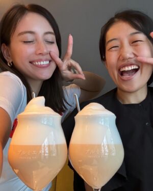 Karen Takizawa Instagram - 夏子さんの仕事と仕事の合間とわたしの時間がすっぽり合った日🥰♡

夏子さんとランチに行けただんていつぶりでしょ✨

たまに王様のブランチさんでお昼ご飯を3箇所いかせていただけるので、ランチした気になっていましたが、あ、あれは収録だったんだーと改めて気付きました😂

収録とは思えないリラックスランチ収録すぎて楽しんでしまっていました🥹

とはいえ今回は隙間時間で夏子さんに会えてパワー爆発超元気になりました😆☀️

しかもそれこそですが、王様のブランチさんで行かせていただいたチーズたくさんのパンをいただけるカフェに行ってきました🥹🩷

もうここのチーズがほんとっっにおいしくって幸せが溢れ出ていて、いい時間を過ごしていまここでとろけてるんだなと知れるチーズ🧀です。

何回口に運んでも新しいおいしい食べ物食べてるくらい驚かせてきます、味で😍✨

最近はチーズやや我慢していたのでほんとうに幸せです感謝です、こんな夢の国みたいなお店がたくさんある場所に生きてて幸せです🧀🤤♡

肝心の夏子さんの話ですが、
この日も笑って笑って好き放題お互い飛び飛びで話をしました🫨

夏子さんは何度も「話は戻るんだけどさ」といっていてかなり話を飛ばしてるので結局戻る場所もなにもないくらいでした😂

あっという間に時はすぎ、解散しました🎐

楽しかった〜🩷

※黄色い持ち物は、
冷やしコーンポタージュです🌽
