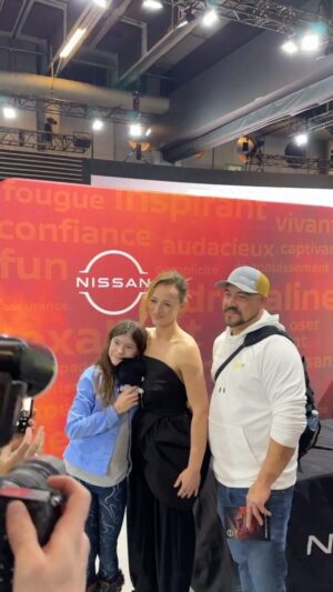 Karine Vanasse Instagram - Bien heureuse de ces heures passées avec vous au @salonautomtl avec @nissancanada encore cette année ! 

L’opportunité d’avoir de brefs, mais réels moments, avec chacun d’entre vous. 
Merci d’être venus à ma rencontre ✨

Merci @nissancanada 
@tamtamtbwa 
@agence.m 
@lamontagne.megan 
Mise en beauté @leslie_ann_thomson 
Top @gol.shaah ✨