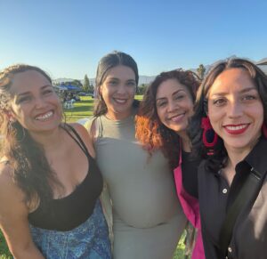 Karol Cariola Instagram - “Sin mujeres, no hay democracia” 💜✊🏼

Fue un gran honor participar del conversatorio sobre la participación política de las mujeres junto a grandes mujeres como la Alcaldesa de La Cruz @filomena.navia , nuestra CORE de la provincia de Quillota @giseahumadacore y nuestra ex Delegada Presidencial de la Región de Valparaíso @sofia.gonzco 
en la #FiestaDeLosAbrazos en la comuna de #LaCruz organizada por el comunal del @pc_chile .

Encontrarnos, conversar, reflexionar y compartir nuestras experiencias como mujeres en distintos roles de representación política en nuestro país nos enriquece y nos permite seguir trabajando juntas para abrir nuevos caminos a otras mujeres, que sin duda, serán un gran aporte a la conquista de más derechos y oportunidades fortaleciendo con ello  nuestra democracia. 💜
