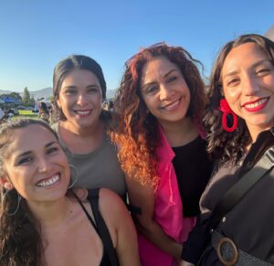 Karol Cariola Instagram - “Sin mujeres, no hay democracia” 💜✊🏼

Fue un gran honor participar del conversatorio sobre la participación política de las mujeres junto a grandes mujeres como la Alcaldesa de La Cruz @filomena.navia , nuestra CORE de la provincia de Quillota @giseahumadacore y nuestra ex Delegada Presidencial de la Región de Valparaíso @sofia.gonzco 
en la #FiestaDeLosAbrazos en la comuna de #LaCruz organizada por el comunal del @pc_chile .

Encontrarnos, conversar, reflexionar y compartir nuestras experiencias como mujeres en distintos roles de representación política en nuestro país nos enriquece y nos permite seguir trabajando juntas para abrir nuevos caminos a otras mujeres, que sin duda, serán un gran aporte a la conquista de más derechos y oportunidades fortaleciendo con ello  nuestra democracia. 💜