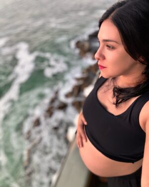 Karol Cariola Instagram - A punto de cumplir 33 semanas de embarazo… mi pequeño 🐣 crece todos los días un poquito más!! 

No les voy a negar que he sentido la llegada del tercer trimestre con mucha fuerza. Me canso más rápido, el calor me afecta, se me hinchan las piernas, para que decir los pies, me cuesta dormir, la vejiga está súper aplastada por lo que tomo un vaso de agua y me dan más ganas de ir al baño, todas esas cosas vivimos las mujeres y personas gestantes en un embarazo. Los cambios en el cuerpo son muchísimos y no es fácil adaptarse 🤰🏻

Siento que comenzó la cuenta regresiva para vivir un momento que me provoca mucho susto, incertidumbre, un poco de ansiedad, nerviosismo y muchas cosas más… pero a la vez también mucha emoción, deseo y curiosidad. El tercer trimestre es realmente una de las etapas más difíciles del embarazo, sin lugar a dudas. 

Cómo matrona me ha tocado ver y acompañar a muchas mujeres en sus partos y trabajo de parto, pero jamás he vivido uno en carne propia. Y nunca dejo de sorprenderme de lo valientes y resistentes que somos. El cuerpo humano es increíble, de una complejidad insuperable. Y la naturaleza es infinita y poderosa.

Cada experiencia es distinta, pero he recibido muchos testimonios y consejos que agradezco para prepararme lo mejor posible para lo que viene. Obviamente no es lo mismo ver un parto o asistirlo que vivirlo en tu propio cuerpo. No sé si estoy preparada, pero espero poner lo mejor de mi parte para lograr este desafío que es sin dudas el más grande que he enfrentado en la vida. 💜