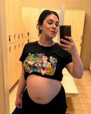 Karol Cariola Instagram - A punto de cumplir 33 semanas de embarazo… mi pequeño 🐣 crece todos los días un poquito más!! 

No les voy a negar que he sentido la llegada del tercer trimestre con mucha fuerza. Me canso más rápido, el calor me afecta, se me hinchan las piernas, para que decir los pies, me cuesta dormir, la vejiga está súper aplastada por lo que tomo un vaso de agua y me dan más ganas de ir al baño, todas esas cosas vivimos las mujeres y personas gestantes en un embarazo. Los cambios en el cuerpo son muchísimos y no es fácil adaptarse 🤰🏻

Siento que comenzó la cuenta regresiva para vivir un momento que me provoca mucho susto, incertidumbre, un poco de ansiedad, nerviosismo y muchas cosas más… pero a la vez también mucha emoción, deseo y curiosidad. El tercer trimestre es realmente una de las etapas más difíciles del embarazo, sin lugar a dudas. 

Cómo matrona me ha tocado ver y acompañar a muchas mujeres en sus partos y trabajo de parto, pero jamás he vivido uno en carne propia. Y nunca dejo de sorprenderme de lo valientes y resistentes que somos. El cuerpo humano es increíble, de una complejidad insuperable. Y la naturaleza es infinita y poderosa.

Cada experiencia es distinta, pero he recibido muchos testimonios y consejos que agradezco para prepararme lo mejor posible para lo que viene. Obviamente no es lo mismo ver un parto o asistirlo que vivirlo en tu propio cuerpo. No sé si estoy preparada, pero espero poner lo mejor de mi parte para lograr este desafío que es sin dudas el más grande que he enfrentado en la vida. 💜
