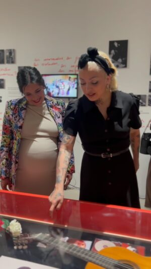Karol Cariola Instagram - Hermosa y merecida investidura de @monlaferte como Embajadora Cultural para el mundo del histórico @parqueculturaldevalparaiso 👏🏼💐

Un honor ser parte de este reconocimiento tan especial junto al Presidente @gabrielboric y autoridades de la región, especialmente en un lugar como el Parque Cultural Ex Cárcel de Valparaíso que, gracias a la lucha desde la comunidad, hoy se ha transformado en un espacio de memoria y desarrollo de la cultura local y regional, con una tremenda representante hacia el mundo como lo es nuestra querida Mon.

📅 Además, pude conocer la maravillosa exposición “Te Amo, Mon Laferte Visual”, que estará disponible desde hoy hasta el 16 de febrero. ¡Si pueden, no duden en visitarla! Es un espacio para sentirse querido y acogido a través del arte de Mon ❤