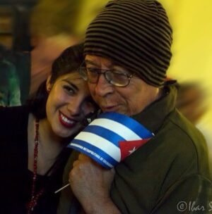 Karol Cariola Instagram - Te extrañamos mariquita linda 💜🙏🏼

A 10 años de la partida del gran Pedro Lemebel, quise traer al recuerdo estas fotos que guardo con mucho cariño.

La primera es una fiesta de los abrazos y la segunda es de un día que lo visité en el hospital donde se encontraba en sus últimas semanas de vida. Me pidió que le llevara un cuadro de Gladys para poner en la pared de su pieza y así lo hice. 

Me contó cosas muy bonitas de su  profunda amistad con nuestra querida Gladys Marin y del libro que hacía en su honor . 

También me contó de sus buenas y malas experiencias con el mundo político… donde tenía importantes reflexiones ya que había vivido profundas decepciones . Pedro fue muy crítico del conservadurismo en las izquierdas, porque era un verdadero revolucionario, una persona que rompía esquemas, que llegaba a distintos mundos y personas; que no tenía miedo de decir lo que pensaba aunque les molestara a muchos. Una buena prueba de ello fue una de sus obras mas sentidas como es el “Manifiesto” (hablo por mi diferencia)… les recomiendo leerlo❤️🙏🏼
