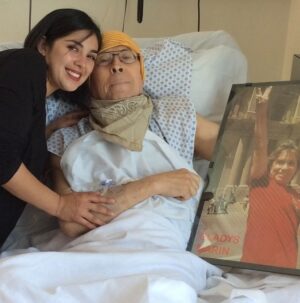 Karol Cariola Instagram - Te extrañamos mariquita linda 💜🙏🏼

A 10 años de la partida del gran Pedro Lemebel, quise traer al recuerdo estas fotos que guardo con mucho cariño.

La primera es una fiesta de los abrazos y la segunda es de un día que lo visité en el hospital donde se encontraba en sus últimas semanas de vida. Me pidió que le llevara un cuadro de Gladys para poner en la pared de su pieza y así lo hice. 

Me contó cosas muy bonitas de su  profunda amistad con nuestra querida Gladys Marin y del libro que hacía en su honor . 

También me contó de sus buenas y malas experiencias con el mundo político… donde tenía importantes reflexiones ya que había vivido profundas decepciones . Pedro fue muy crítico del conservadurismo en las izquierdas, porque era un verdadero revolucionario, una persona que rompía esquemas, que llegaba a distintos mundos y personas; que no tenía miedo de decir lo que pensaba aunque les molestara a muchos. Una buena prueba de ello fue una de sus obras mas sentidas como es el “Manifiesto” (hablo por mi diferencia)… les recomiendo leerlo❤️🙏🏼