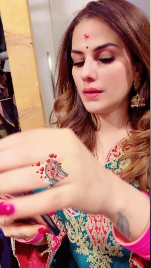 Kashish Singh Instagram - Life’s little moments!! #lategram #lategram📷 #indianwear #godsfavchild #blessedbeyoudyourimagination #bellavitakashish 💕💕
