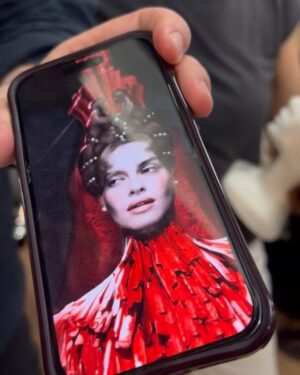 Kasia Smutniak Instagram - Credo che stare su questo set mi abbia allungato la vita . Certi film sono come dei grandi viaggi . @ferzanozpetek mi hai regalato un viaggetto niente male .  Amiche , amici , un gruppo di artisti straordinari, scenografie e costumi da sogno . . E che sogno ♥️