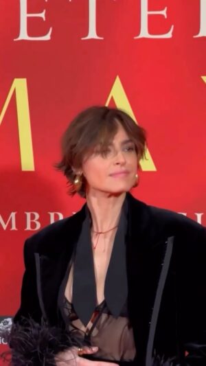 Kasia Smutniak Instagram - „Diamanti” di Ferzan Ozpetek 
dal 19.12.24 al cinema 
*
@visionfilmdistribution 
@greenboo_production 
#diamantidiozpetek
*
@gucci @sabatods @gloriaripamonti