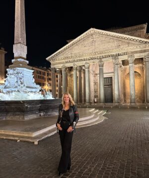 Katherine Kelly Lang Instagram - Such a beautiful square, Piazza Del Rotonda! The Pantheon is so magical at night! You can see the beauty in Roma all around you. And thank you @ristorantedirienzo for the most delicious dinner with @c.marazziti , @andrea.quattrini.7 , #RobertoBessi ⭐️🙌🏻