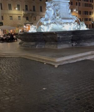 Katherine Kelly Lang Instagram - Such a beautiful square, Piazza Del Rotonda! The Pantheon is so magical at night! You can see the beauty in Roma all around you. And thank you @ristorantedirienzo for the most delicious dinner with @c.marazziti , @andrea.quattrini.7 , #RobertoBessi ⭐️🙌🏻