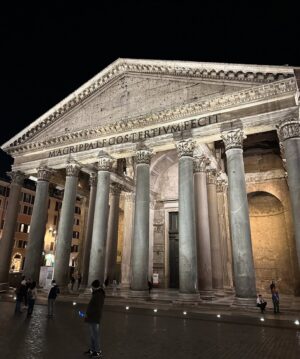 Katherine Kelly Lang Instagram - Such a beautiful square, Piazza Del Rotonda! The Pantheon is so magical at night! You can see the beauty in Roma all around you. And thank you @ristorantedirienzo for the most delicious dinner with @c.marazziti , @andrea.quattrini.7 , #RobertoBessi ⭐️🙌🏻