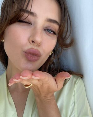 Katherine Langford Instagram - A year of firsts - performing at @royalalberthall and a sold out West End debut @kitkatclubldn I'm SO grateful for so many wonderful moments, and most importantly the people who I got to make them with - thank you for making this journey of life as beautiful as it is. Here's to a perfectly marvelous year 🌹