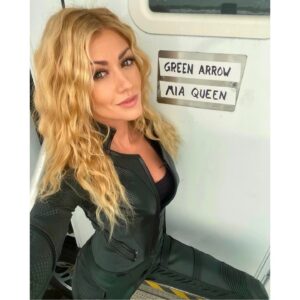 Katherine McNamara Instagram - 💚We did not fail this city.💚 The series finale of #SupermanandLois airs tonight @theCW. Congrats @tylerhoechlin @bitsietulloch and the whole @cwsupermanandlois team. The #Arrowverse will live on in our hearts forever.

The shows may be finished, but the legacy continues. I couldn’t be prouder to be among these heroes. Thank you for letting me be a part of your stories, even for a little while. With love always, Mia Smoak-Queen — The #GreenArrow 💚🏹