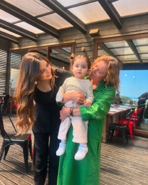 Katherine Salosny Instagram - Escapada a Tunquén a ver a mami @katysalosny 🤍✨ adivinen quien se lanzó con su abu Katy jaja 🫠 

Recorre tooooooooodo por qué acá no le pueden decir nada a su estrellita (Juli) ✨la dejan hacer todo el desorden que quiera y no se diga más se puso a caminar sola 🥴 de alto impacto 🤯💣✨

Pucha se come rico en @casatunquen ✨🍽️🥂

Literal guatita llena corazón muuuy contento ❤️🌊✨