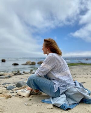 Katherine Salosny Instagram - El horizonte no tiene límite..esa es la mirada que tengo cada día desde que habito este lugar donde elegí vivir..el mar es desafiante profundo y desconocido..después de tres años siento que ya voy en sintonía con el y me dejo llevar porque ya conozco esa forma diversa de cómo se expresa! 

La vida golpea y te acaricia pero en las renuncias y los duelos también te compensa solo hay que aprender a ver las señales ….se puede a tu ritmo y en tu tiempo.

No son tiempos fáciles en el mundo pero creo que en el lugar que uno habita hay un horizonte perdido..descubrirlo y encontrarlo es vivir en libertad……..

Feliz 2025 !

#lavidaquemegusta 
#Algarrobo 
#tunquen

Conozcan a mi vecina que es top en fotos !
@nansolea