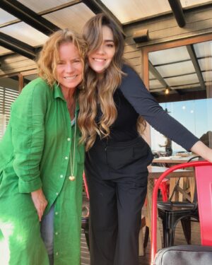 Katherine Salosny Instagram - Escapada a Tunquén a ver a mami @katysalosny 🤍✨ adivinen quien se lanzó con su abu Katy jaja 🫠 

Recorre tooooooooodo por qué acá no le pueden decir nada a su estrellita (Juli) ✨la dejan hacer todo el desorden que quiera y no se diga más se puso a caminar sola 🥴 de alto impacto 🤯💣✨

Pucha se come rico en @casatunquen ✨🍽️🥂

Literal guatita llena corazón muuuy contento ❤️🌊✨