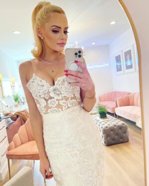 Kathryn Dennis Instagram - I typically like leather but today, I’m in love with lace 🤍 it’s so much fun to get dressed up again!