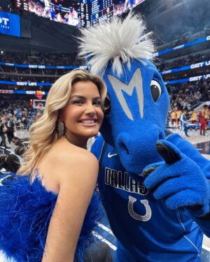 Kathryn Dunn Instagram - dallas mavs & yap 🏀💙

ps swipe to slide 6 for some mavs dancer lore 🤭