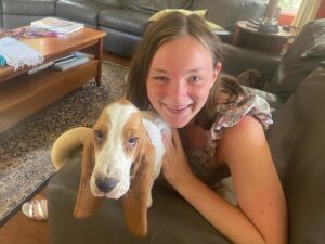 Katie Porter Instagram - Today, and every day, I’m thankful for the joy and unconditional love that our basset hound, Poppy, brings to me and my family.

Who can’t love those floppy ears! #ThankfulForMyDogDay