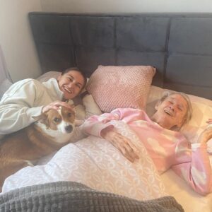 Katie Taylor Instagram - Chilling with my Granny!! She’s the best! ❤️