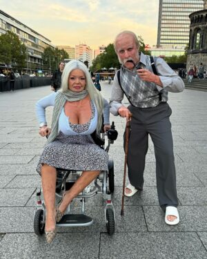 Katja Krasavice Instagram - Jill & Joe Biden auf Temu bestellt 👵🏻👴🏻 #old #halloween #joebiden