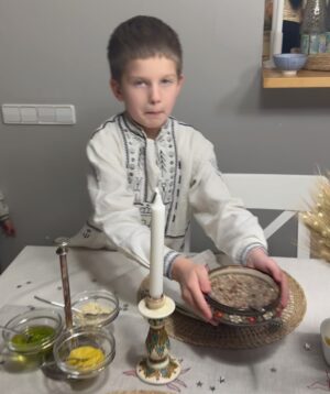 Katya Osadcha Instagram - З Різдвом Христовим! 
Миру, злагоди, щастя і всіх гараздів 
Нехай Бог береже ваші родини. 

Дякуємо нашим Героям за наше Різдво, за те, що ми можемо зібратися за столом в цей вечір, це все завдяки вам.

Смачної куті, мої найрідніші незнайомці 🙏🏻