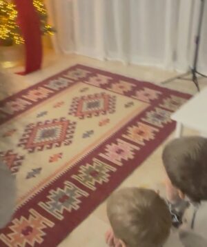 Katya Osadcha Instagram - З Різдвом Христовим! 
Миру, злагоди, щастя і всіх гараздів 
Нехай Бог береже ваші родини. 

Дякуємо нашим Героям за наше Різдво, за те, що ми можемо зібратися за столом в цей вечір, це все завдяки вам.

Смачної куті, мої найрідніші незнайомці 🙏🏻
