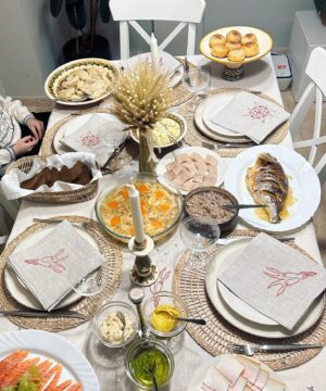 Katya Osadcha Instagram - З Різдвом Христовим! 
Миру, злагоди, щастя і всіх гараздів 
Нехай Бог береже ваші родини. 

Дякуємо нашим Героям за наше Різдво, за те, що ми можемо зібратися за столом в цей вечір, це все завдяки вам.

Смачної куті, мої найрідніші незнайомці 🙏🏻