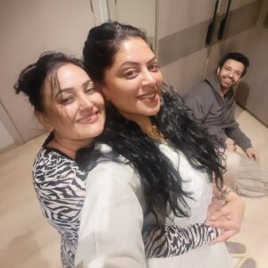 Kavita Kaushik Instagram - Hayye Daiyya kahan jaau mai F.i.R likhaaun 
#This❤️❤️❤️ #My #whole #heart
@aamirali
@sapna_sikarwar08 
@gopibhalla 
@sandeepaanand
Gulguley , Shashank and some important members were missed