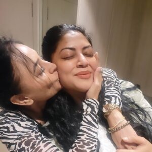 Kavita Kaushik Instagram - Hayye Daiyya kahan jaau mai F.i.R likhaaun 
#This❤️❤️❤️ #My #whole #heart
@aamirali
@sapna_sikarwar08 
@gopibhalla 
@sandeepaanand
Gulguley , Shashank and some important members were missed