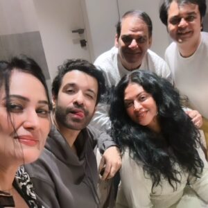 Kavita Kaushik Instagram - Hayye Daiyya kahan jaau mai F.i.R likhaaun 
#This❤️❤️❤️ #My #whole #heart
@aamirali
@sapna_sikarwar08 
@gopibhalla 
@sandeepaanand
Gulguley , Shashank and some important members were missed
