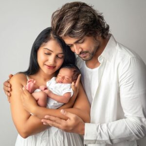 Kavitha Gowda Instagram - 🧿 “Our hearts are fuller than we ever imagined.” Our little Sunshine 🩵 🧿

@chandan_kumar_official 

Photography: @anithalovesphotography 

#newbornphotography #family #firstweek #kavithagowda #chandankumar #mylittlemunchkin💙