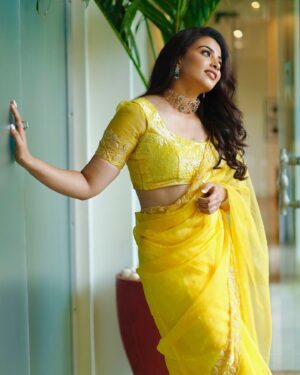 Kavya Shetty Instagram - 💛✨🫰

Designer @maya_designer_studio_ @mousumilija 
Jewellery @ckcjewellers @ckcsons 
Makeup & Hair @ramya_bridalartistry
#kavyashetty