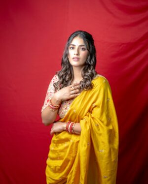 Kavya Thapar Instagram - 🌻🌹

Wearing : @kushalethnix 
Jewellery : @alluringaccessories.a2
Styleby : @stylebyannapurna
Team : @i.deekshasetti 
H&M : @sakbagasramua 
Click : @they_call_me_keshu