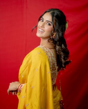 Kavya Thapar Instagram - 🌻🌹

Wearing : @kushalethnix 
Jewellery : @alluringaccessories.a2
Styleby : @stylebyannapurna
Team : @i.deekshasetti 
H&M : @sakbagasramua 
Click : @they_call_me_keshu