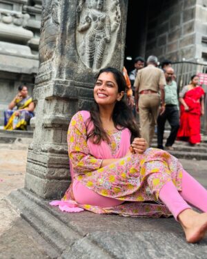 Keerthi shanthanu Instagram - 💗💛💗💛💗
The simple me!

#kiki #in #temple