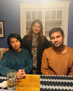 Keki Adhikari Instagram - बर्षको अन्त्य यसरी स्टारमय भएको छ, नयाँ वर्ष पनि स्टारफुल नहुने त कुरै भएन! केकी, रिमा, र सिसनसँग लामो समयदेखि चिनजान त थियो – हामी एउटै फिल्डका हौं। तर यसअघि प्रत्यक्ष भेट्ने अवसर जुरेको थिएन। आशा र म उनीहरूको कामको प्रशंसक रहँदै आएका हौं, र अन्ततः भेट्न पाउँदा अत्यन्त खुशी लाग्यो। साथै, बोस्टनमै बस्ने दुई थप साथीहरू – सन्देश र मिलन, जो यहाँबाट न्युची टिभी युट्युब च्यानल चलाउँछन् – सँग पनि पहिलोपटक भेट्ने अवसर मिल्यो।