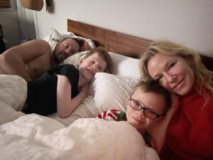 Kelli Giddish Instagram - merry christmas everyone!!!