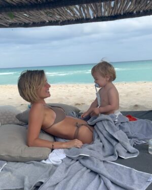 Kelly Bailey Instagram - Así estamos ... Enamorados

Afternoon naps are the best 🐚