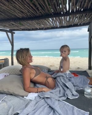 Kelly Bailey Instagram - Así estamos ... Enamorados

Afternoon naps are the best 🐚