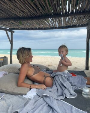 Kelly Bailey Instagram - Así estamos ... Enamorados

Afternoon naps are the best 🐚